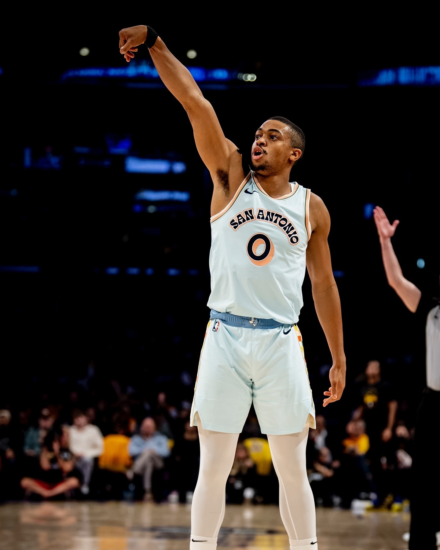 包含清晨圣安东尼奥马刺备战中超，篮板制胜细节曝光，更衣室稳定，年轻球员得到机会的词条