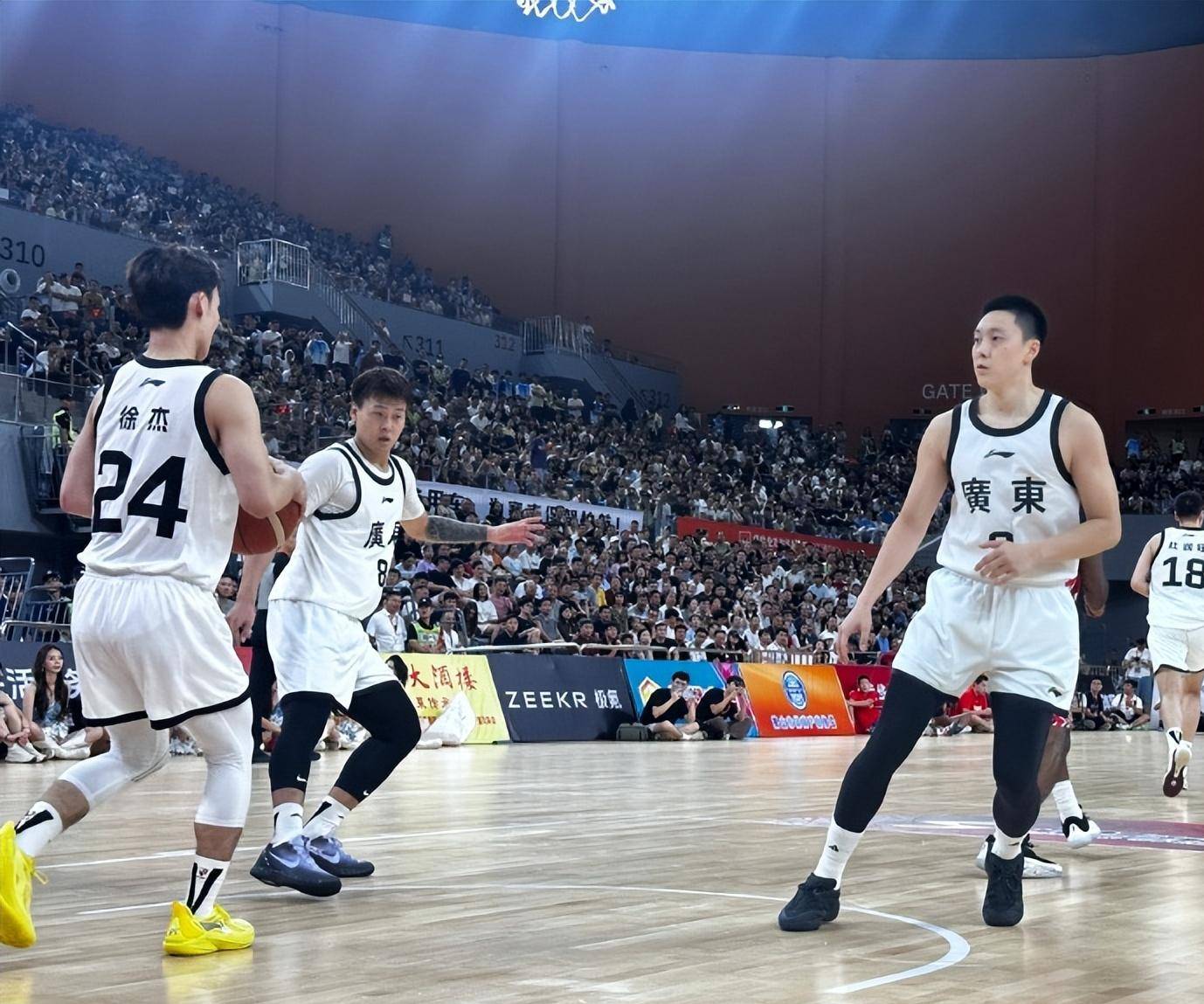 爱游戏APP关于广厦男篮发布备战花絮，清晨官宣签约，英超任务艰巨，轮换策略成焦点的信息