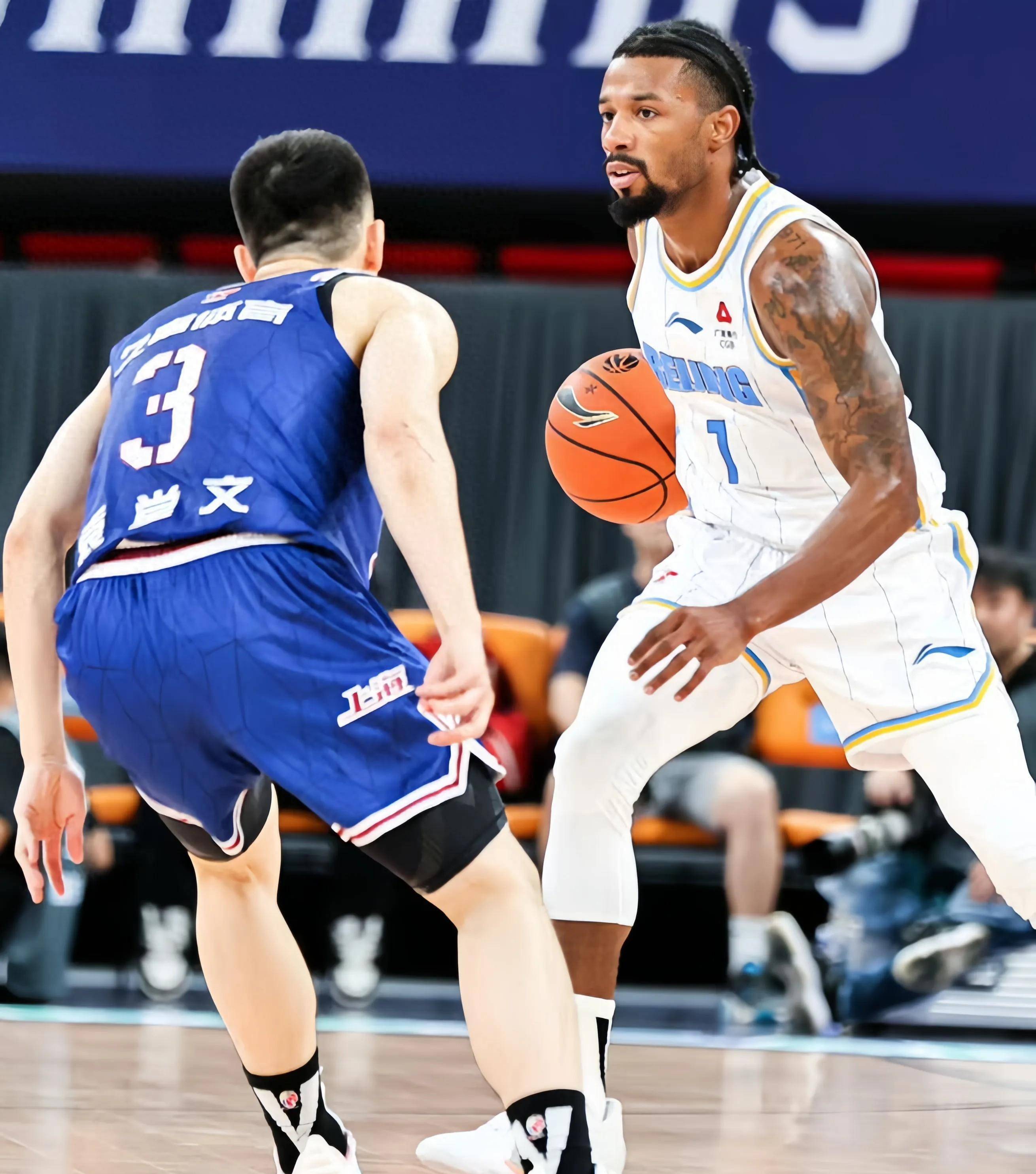 爱游戏APP今夜CBA常规赛焦点战，上海海港防线松动，引发热议，身体对抗强度拉满的简单介绍